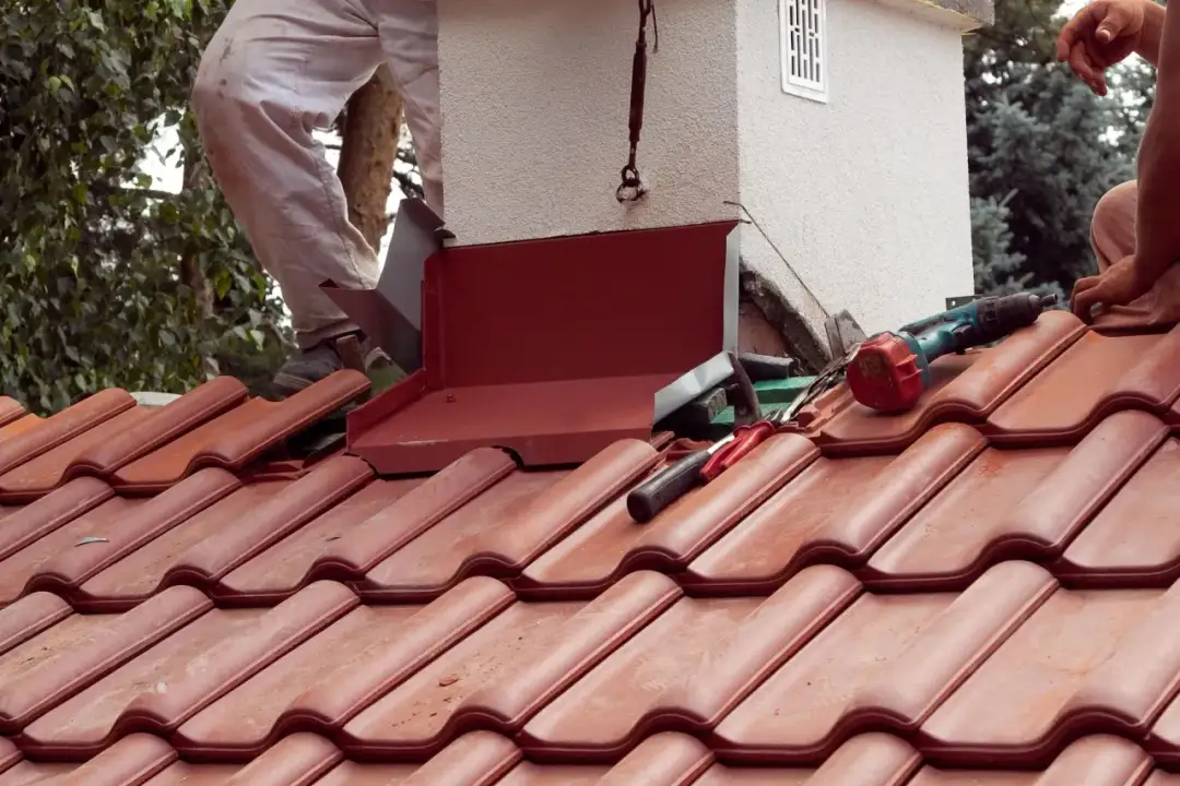 Jaką blachę na komin wybrać? Kluczowe informacje i porady