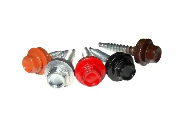 Jakie wkręty do blachodachówki wybrać, aby uniknąć problemów?