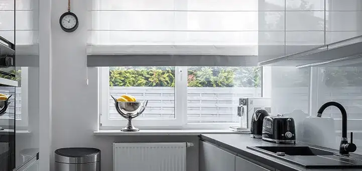 Jak ozdobić okno bez firanki? 10 stylowych i praktycznych pomysłów