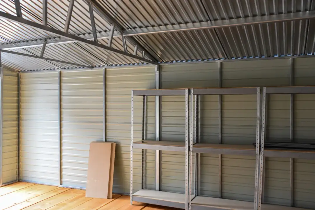 Półki w garażu czekają na narzędzia. Idealne miejsce, by dowiedzieć się, jak urządzić warsztat w garażu.