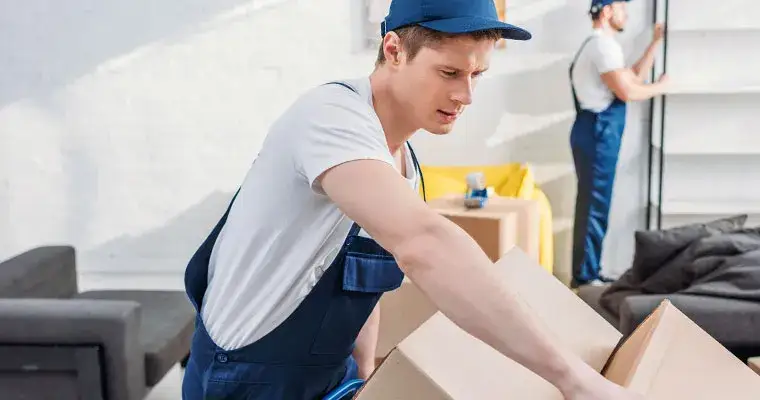 Przewóz mebli: Koszt od 100 zł/h. Jak obniżyć cenę nawet o 60%?