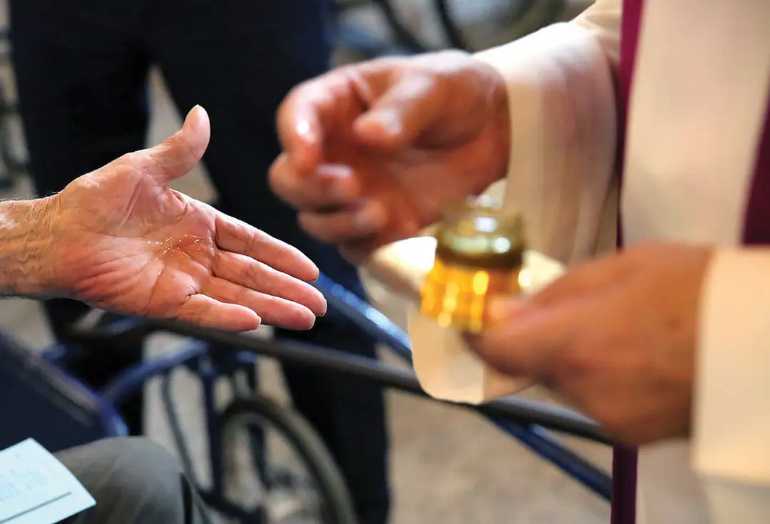 Namaszczenie chorych: Czy jest płatne? Ofiara "co łaska" i mity