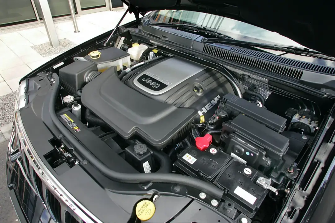 Gdzie jest akumulator w Jeep Grand Cherokee? Oto, co musisz wiedzieć