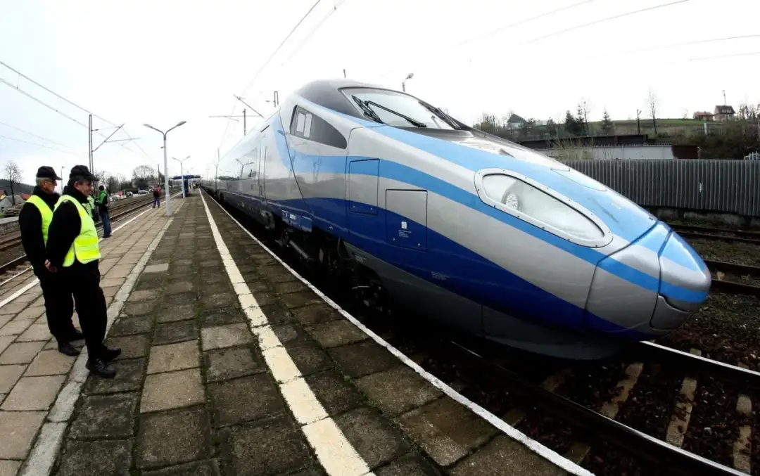 Ile jedzie Pendolino z Krakowa do Gdańska? Sprawdź czas przejazdu!