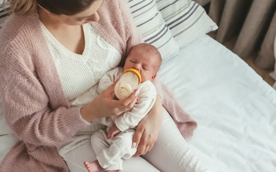 Jak trzymać dziecko do karmienia butelką, by uniknąć problemów z ssaniem