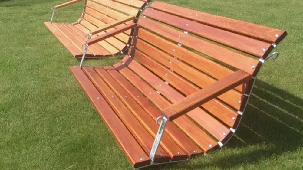 Ławka ogrodowa wisząca: typy, wykorzystanie i jak wybrać odpowiednią opcję?