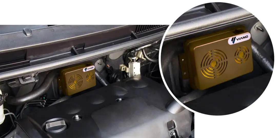 Złoty odstraszacz kun marki Viano zamontowany w komorze silnika samochodu.
