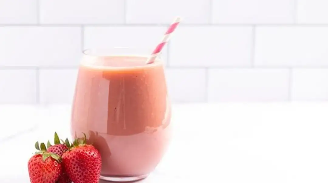 Koktajl truskawkowy z kefirem - zdrowy przepis na orzeźwienie