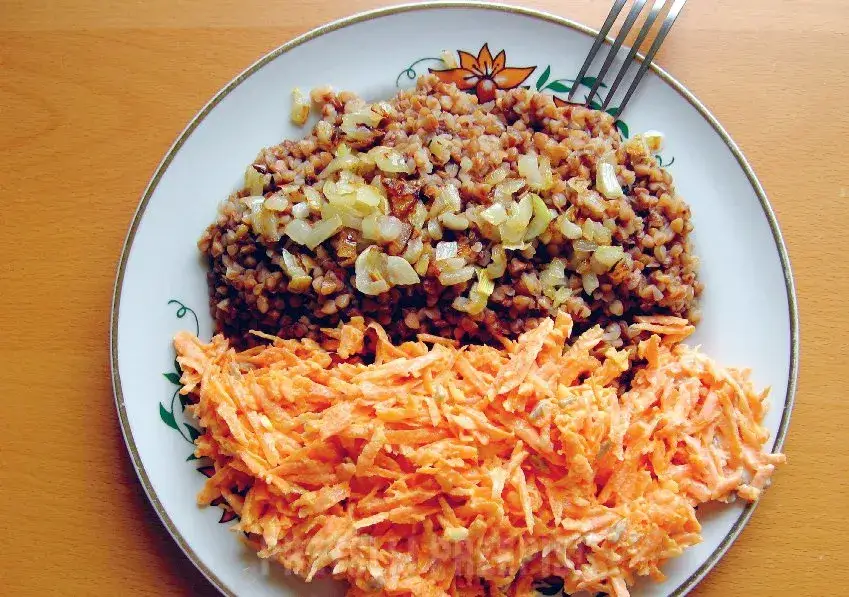 Jaką surówkę do kaszy gryczanej wybrać, aby zachwycić smakiem?