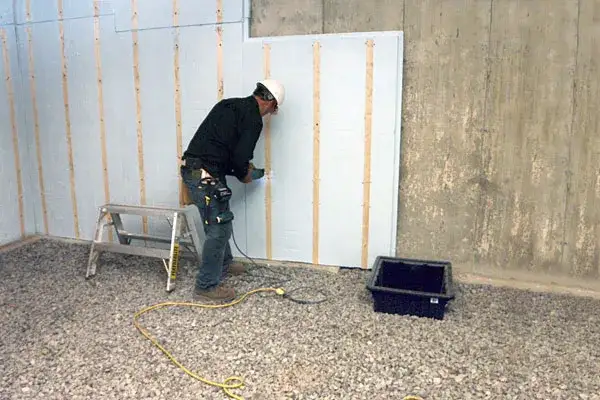 Faut-il isoler un sous-sol enterré pour éviter l'humidité et les pertes de chaleur ?