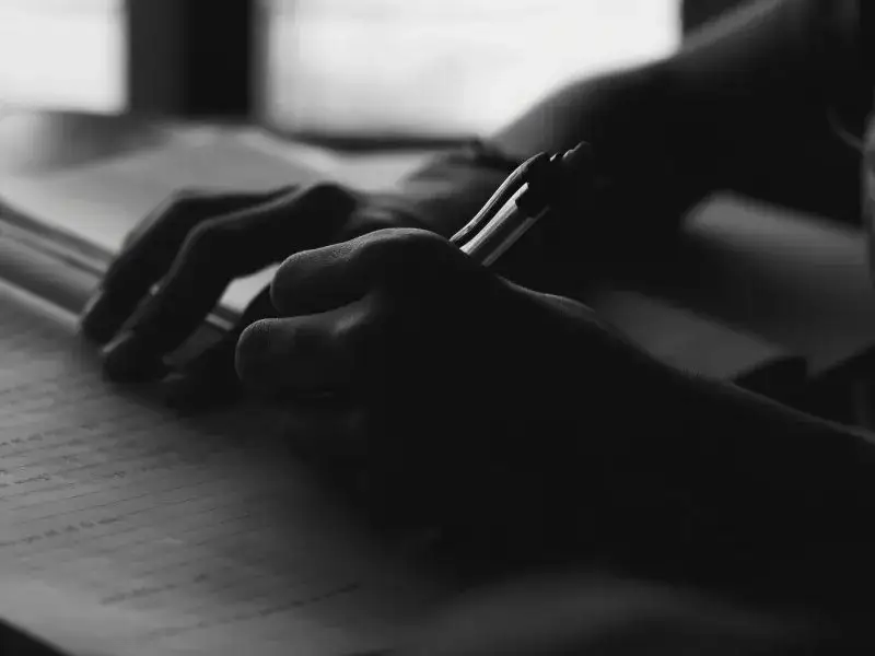 Ile naprawdę zarabiają autorzy książek? Prawda o dochodach pisarzy w Polsce