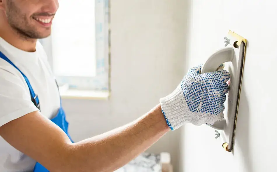 Czym szlifować gładź na mokro, aby uniknąć pyłu i uzyskać gładkość