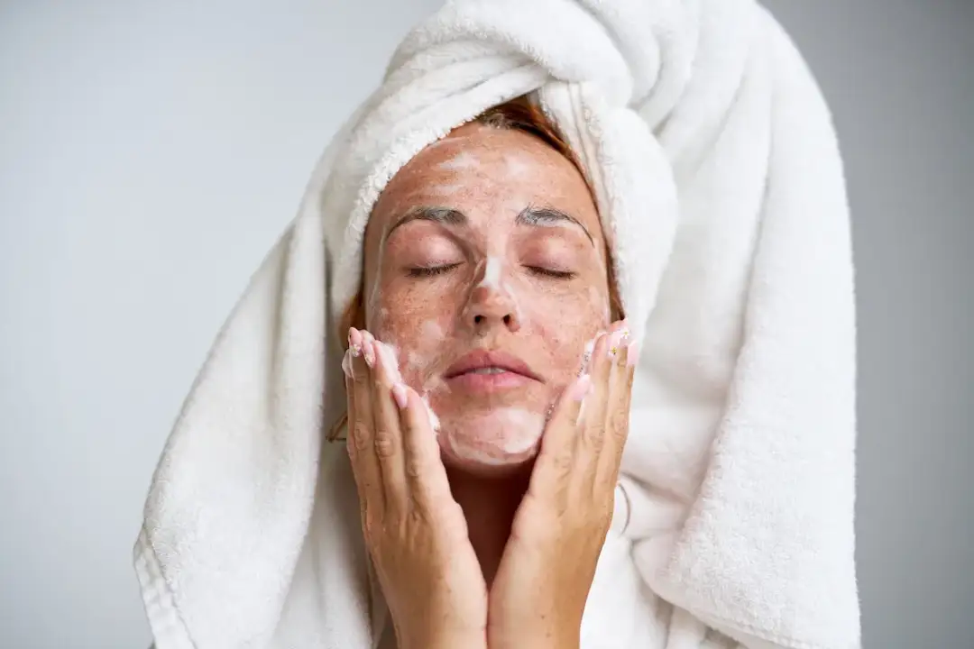 Podskórny pryszcz: Co działa, a czego unikać? Rada eksperta