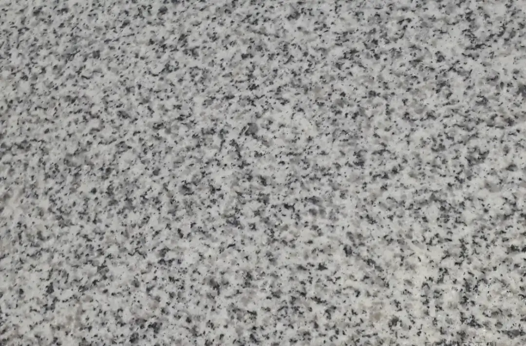 Jakie płytki na cmentarz wybrać, aby uniknąć problemów z trwałością?