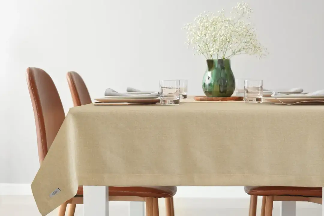 Czym przykryć stół w kuchni, aby uniknąć zarysowań i plam?