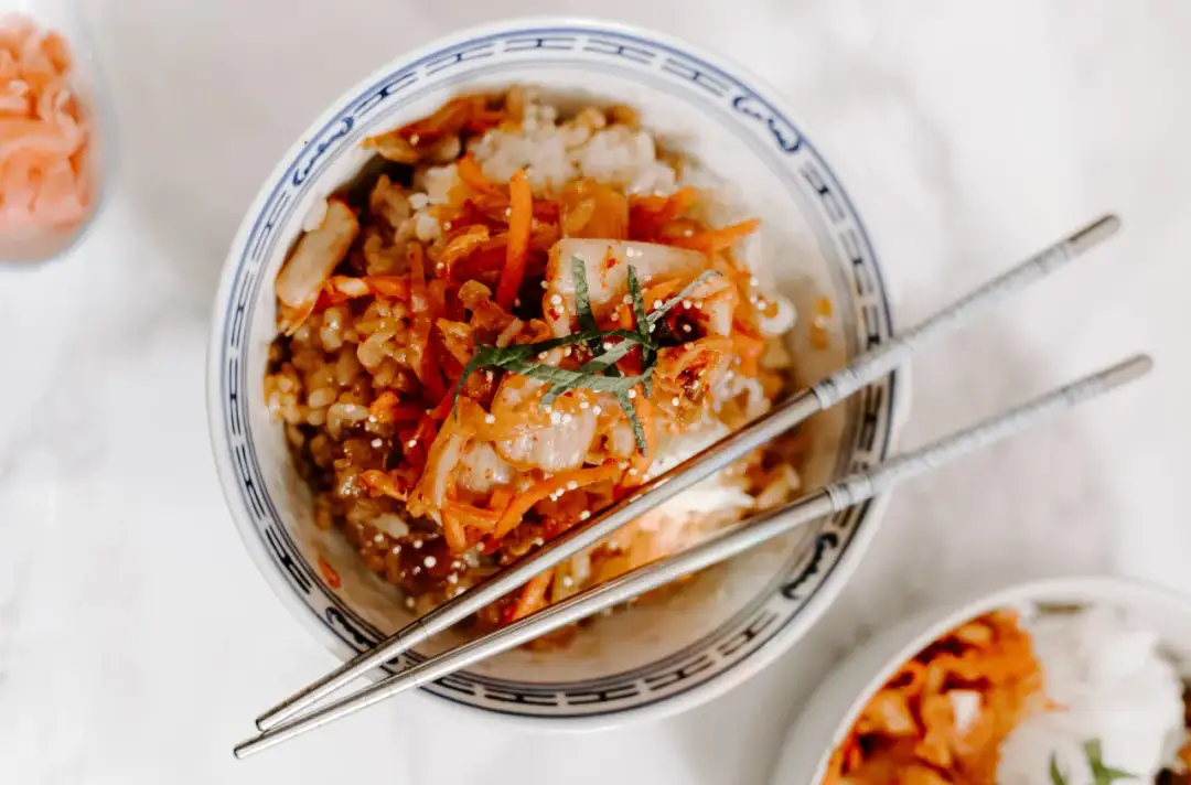 Kimchi: Z czym jeść? Odkryj 20+ pomysłów na dania i połączenia!