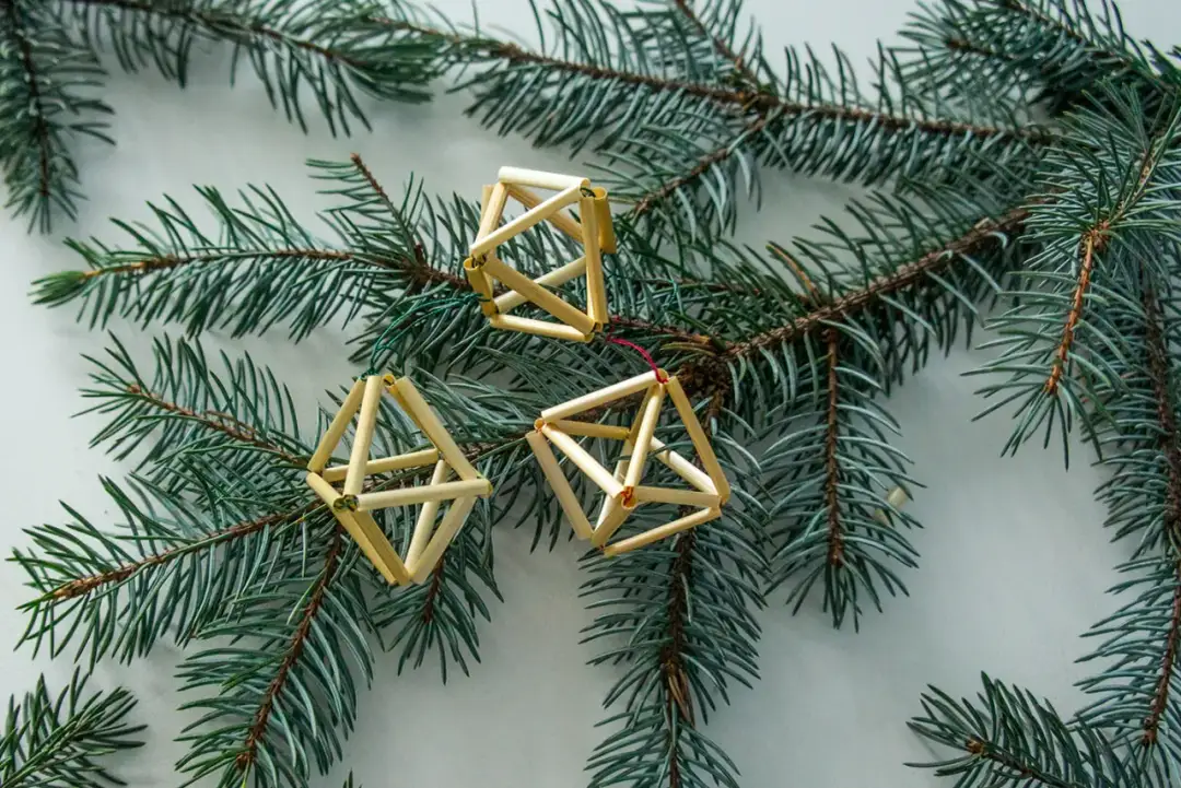 Jak zrobić ozdoby choinkowe ze słomy - proste kroki i pomysły