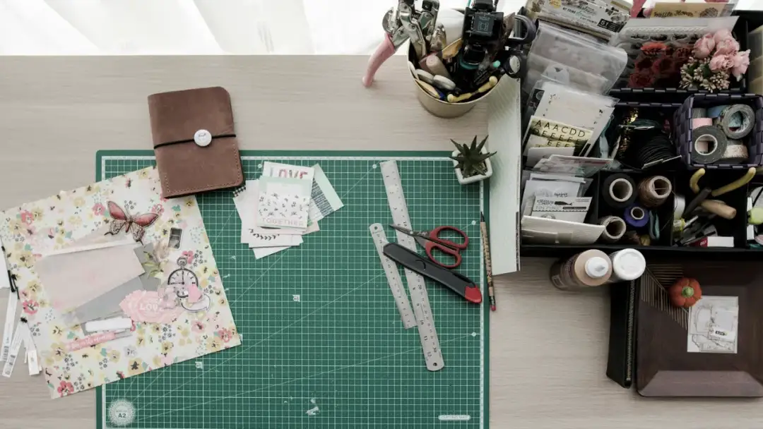 Jakie akcesoria warto kupić w sklepie ze scrapbookingiem, żeby zacząć bez stresu i z dobrym efektem?