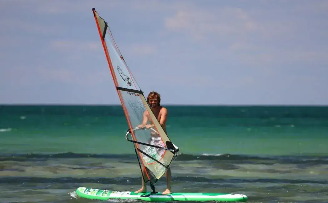 Jak zamontować żagiel do deski SUP – uniknij najczęstszych błędów