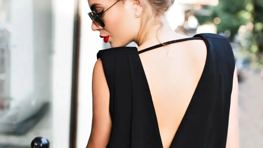 Sukienka z dekoltem na plecach: jak nosić bez wpadki? Oto porady