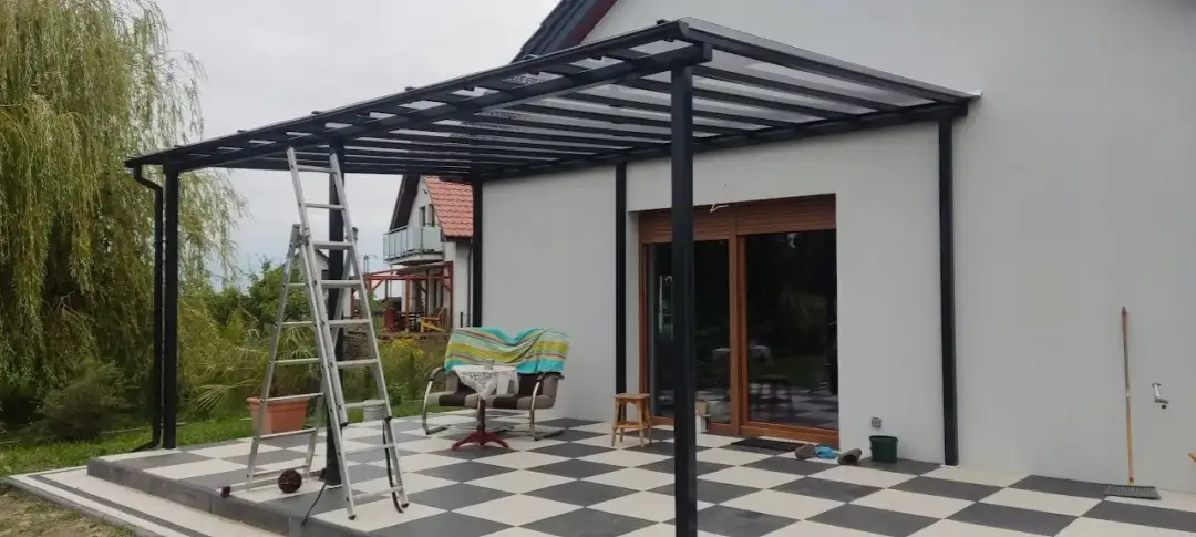 Ile kosztuje zadaszenie tarasu z poliwęglanu? Sprawdź ceny i opcje