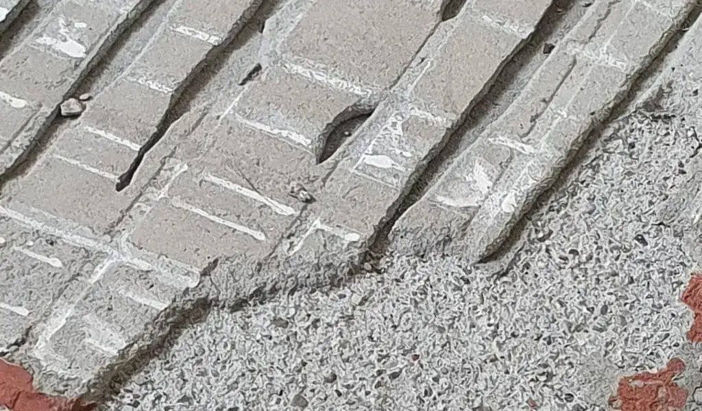 Jak usunąć stary klej z betonu - skuteczne metody i porady