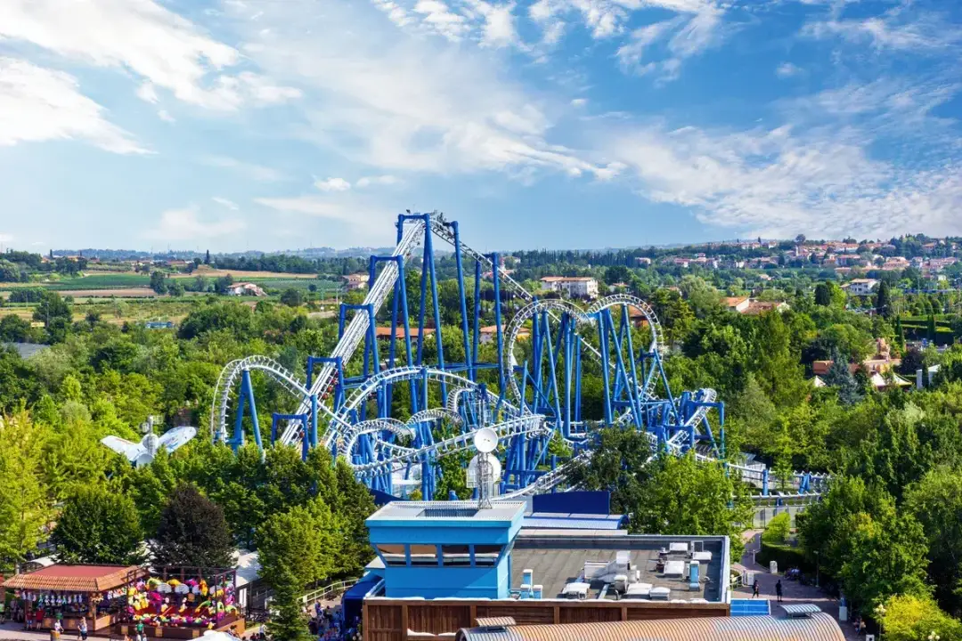 Najlepsze atrakcje w Gardaland – co warto zobaczyć i przeżyć