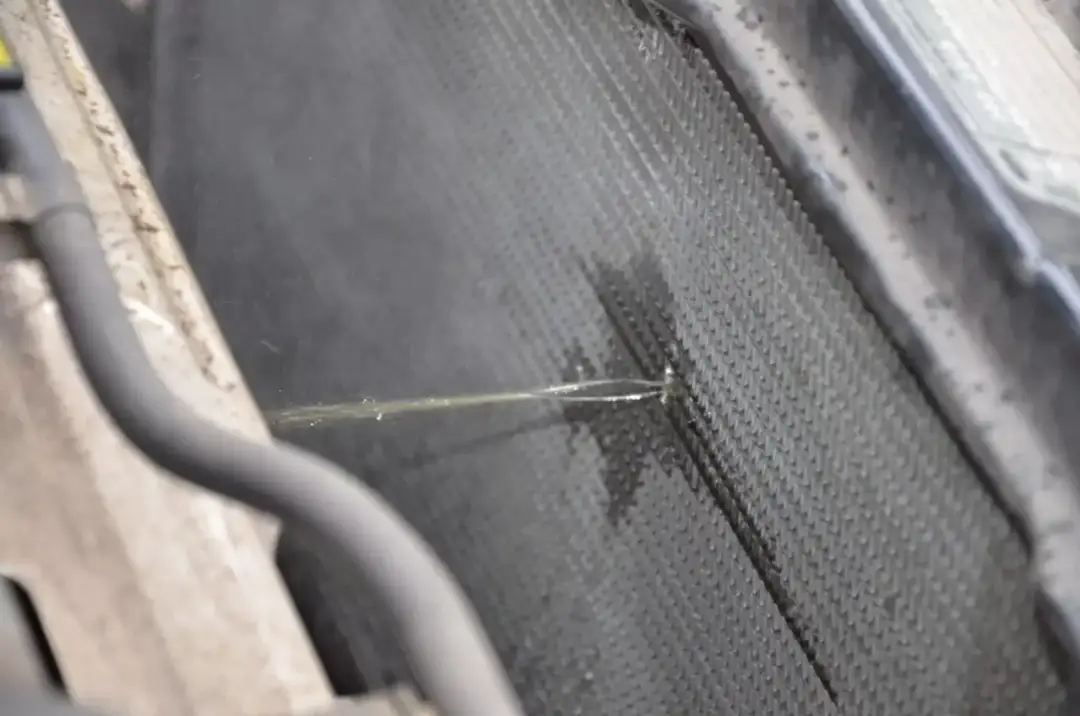 Pęknięta chłodnica co zrobić? Skuteczne metody naprawy i koszty