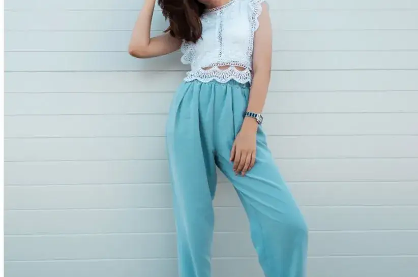 Jaką bluzkę do niebieskich spodni wybrać, aby wyglądać stylowo?