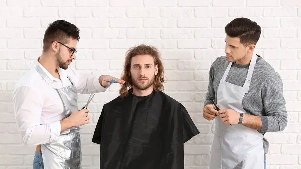 Staż fryzjerski: Czym jest, jak go zacząć i co zyskasz?