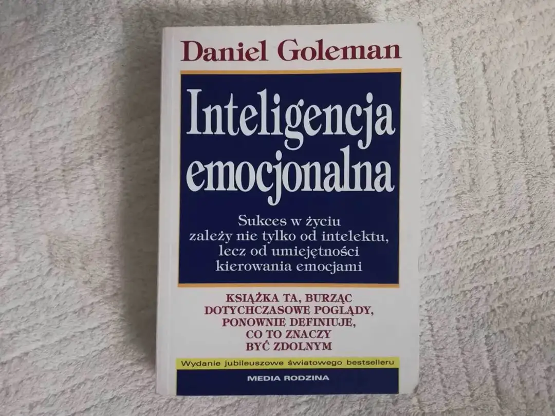 Recenzja książki "Inteligencja emocjonalna" Daniela Golemana. Sukces zależy od umiejętności kierowania emocjami.