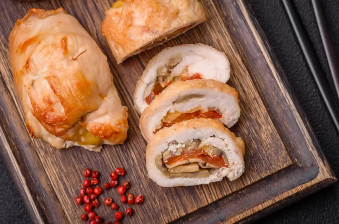 Pierś z kurczaka faszerowana serem, szynką i pieczarkami