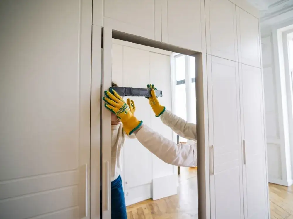 Jak odkleić lustro od mebli: 8 skutecznych metod bez uszkodzeń