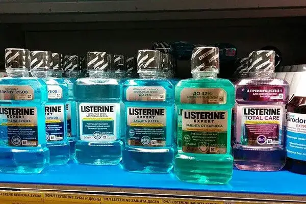 Czym płukać jamę ustną? Wybierz najlepsze płukanki na każdy problem.