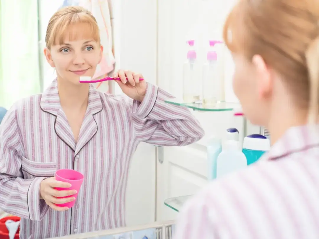 Płukanie ust: błąd, który niszczy zęby? Ekspert wyjaśnia