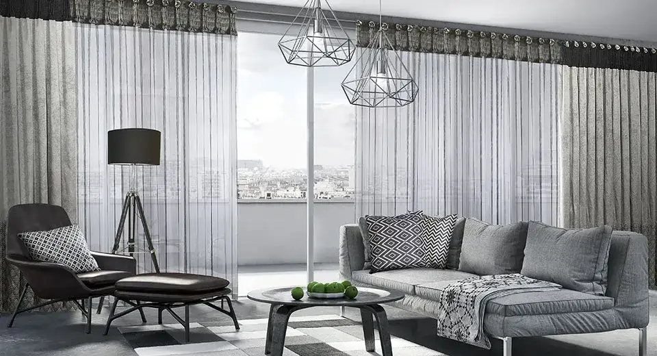 Jakie firanki do okna z balkonem? Wybierz idealne rozwiązanie dla siebie