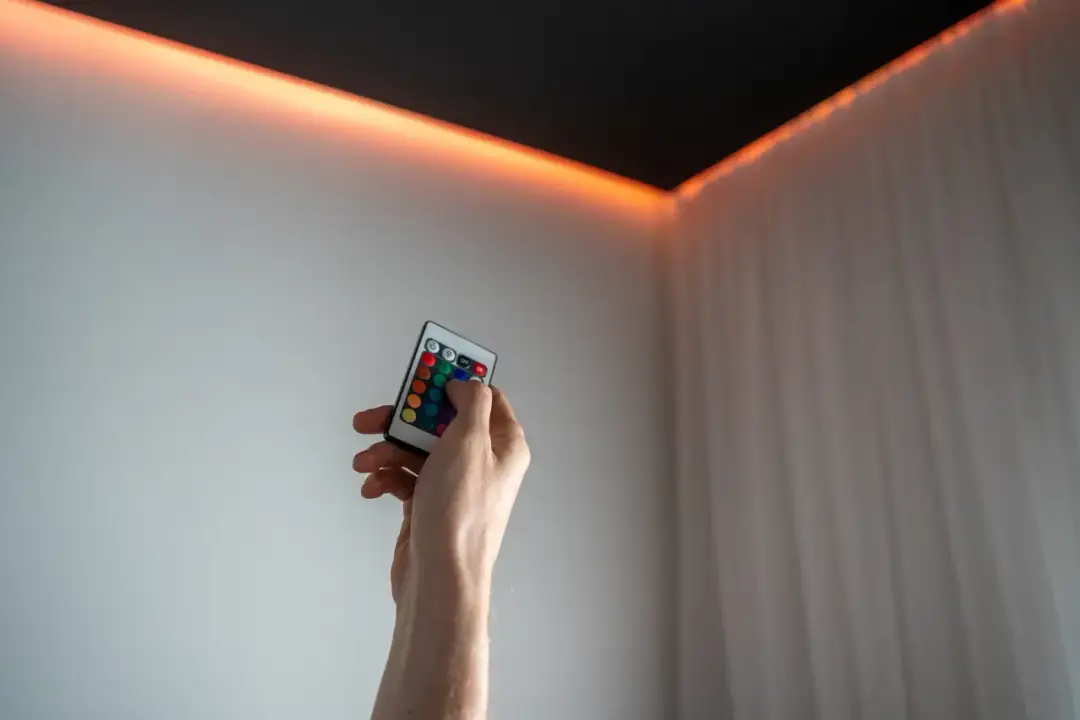 Jak zamontować listwy LED na suficie bez błędów – praktyczny poradnik krok po kroku