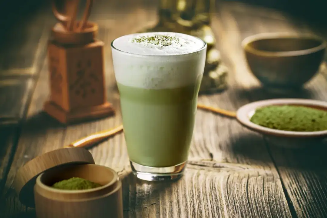 Jak zrobić matcha latte w domu – prosta receptura krok po kroku