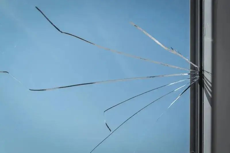 Pęknięta szyba w oknie - Jak naprawić krok po kroku