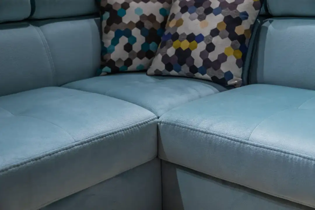 Miętowa kanapa jakie dodatki - stwórz harmonijne wnętrze z klasą