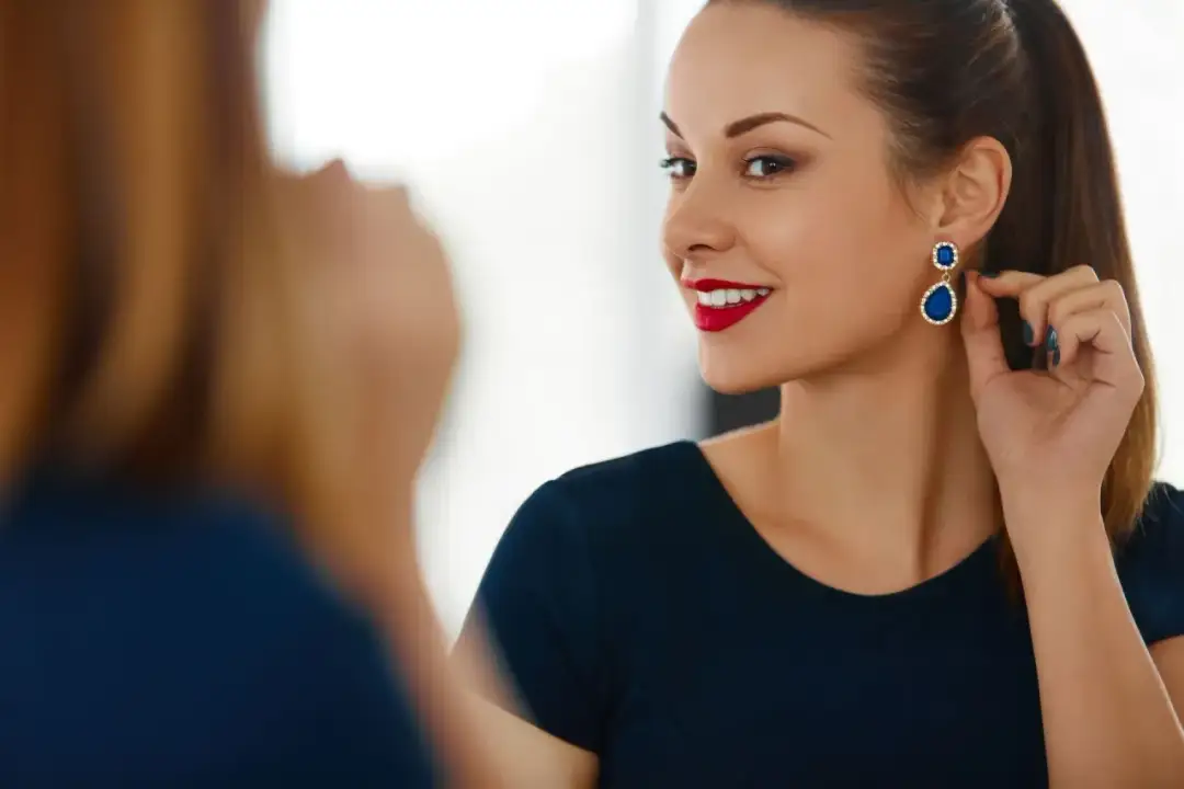 Jakie kolczyki do pociągłej twarzy, aby uniknąć wydłużenia?