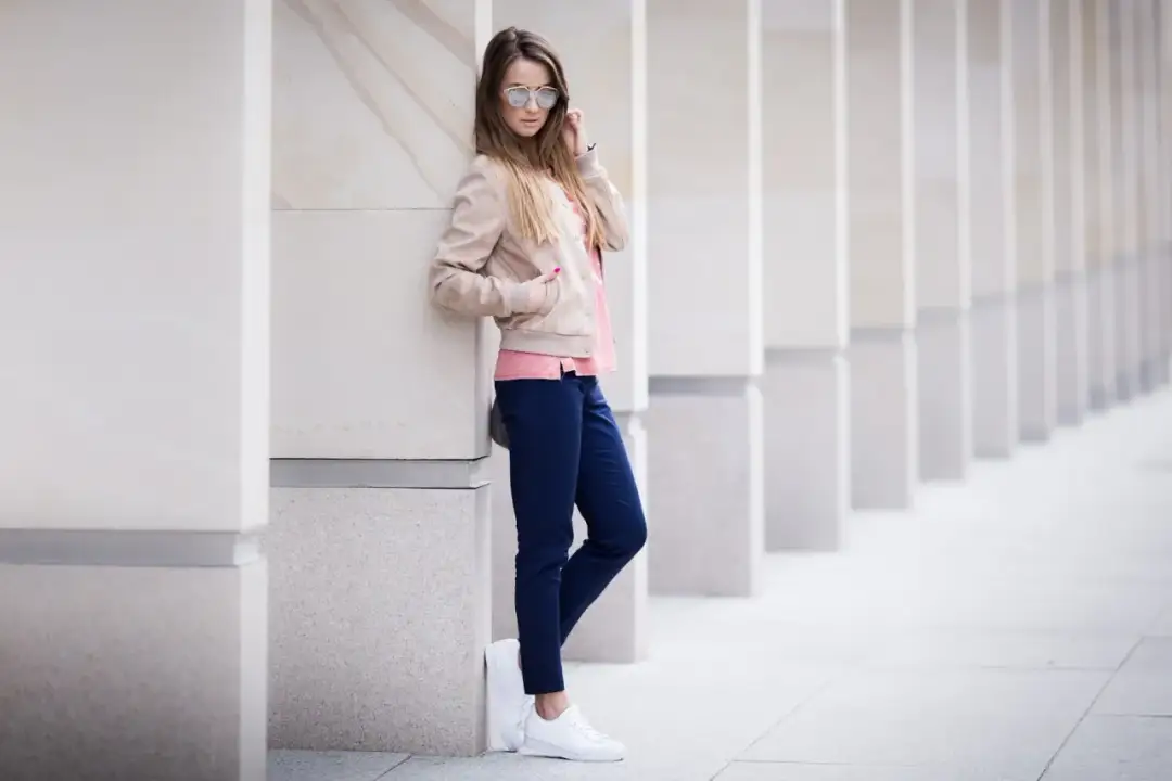 Eleganckie granatowe spodnie: jak je nosić i do pracy, i na wyjście?