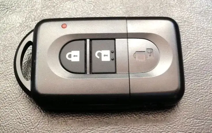 Jak otworzyć Nissan Micra K12 kluczykiem, gdy pilot nie działa