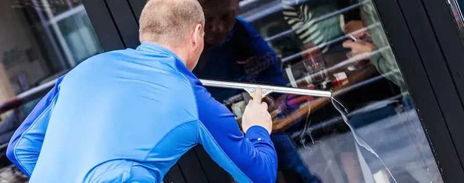 Jak myć okna w słońcu, aby uniknąć smug i szybkiego wysychania