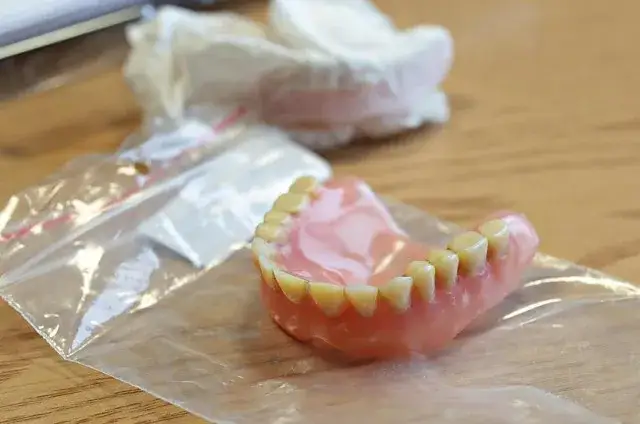 Ile kosztuje proteza zębowa na NFZ? Sprawdź, kto może otrzymać za darmo