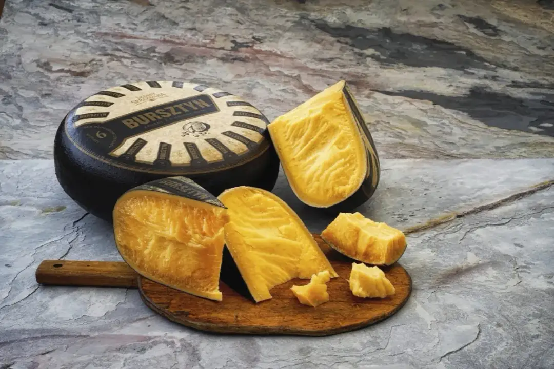 Bursztyn – polski odpowiednik parmezanu. Twardy, dojrzewający ser o intensywnym smaku, pokrojony na desce.