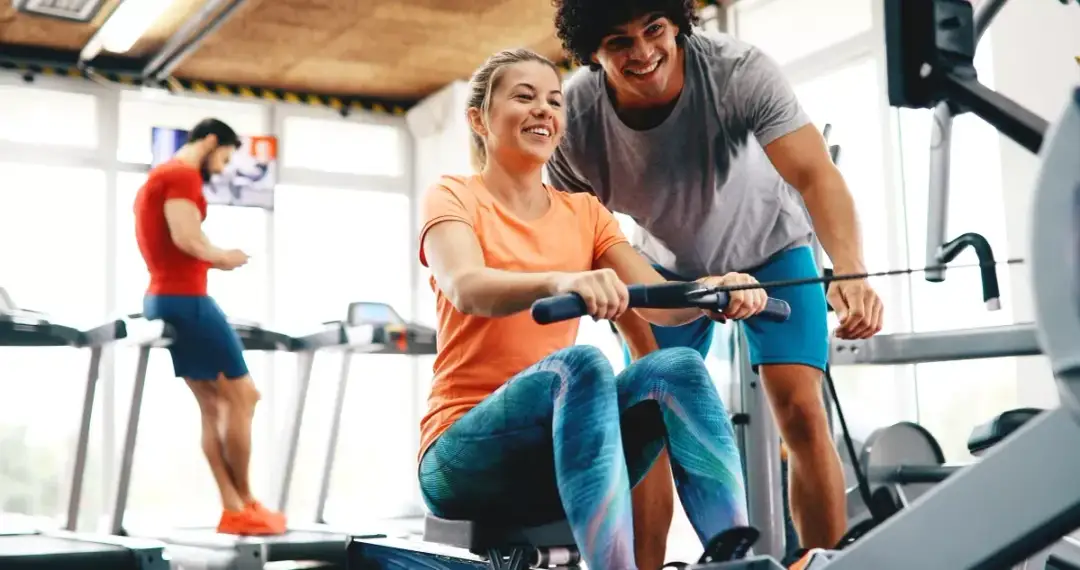 Wioślarz: Jak ćwiczyć prawidłowo? Technika, błędy, efekty!