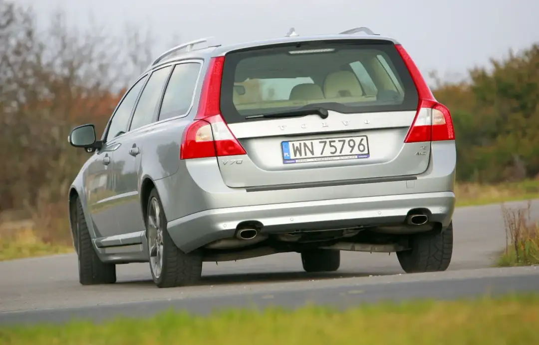 Jaką pojemność baku ma Volvo V70 i co to oznacza dla zasięgu?