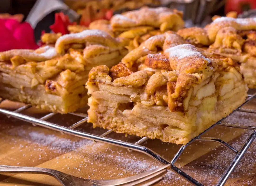 Pyszna szarlotka na ruszcie, posypana cukrem pudrem. Idealna do przechowywania, by cieszyć się nią dłużej.