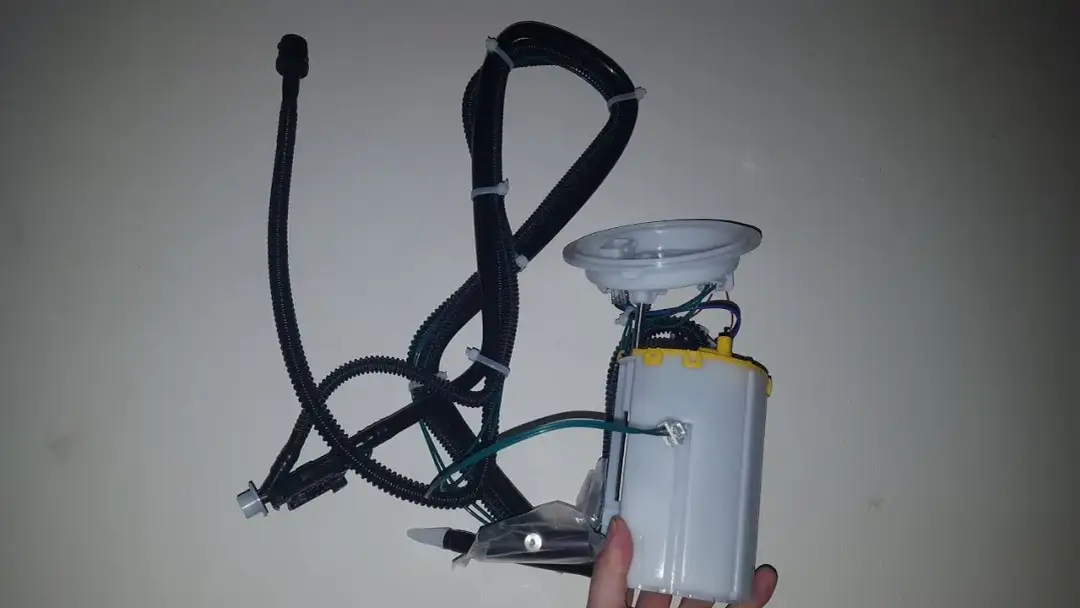 Gdzie jest sterownik pompy paliwa w BMW E60? Oto kluczowe informacje